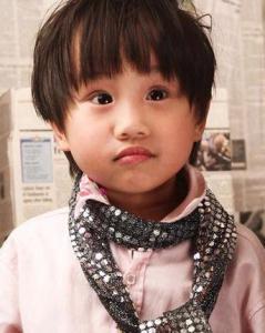 小小彬资料,从童星到全能艺人，成长之路的璀璨星光